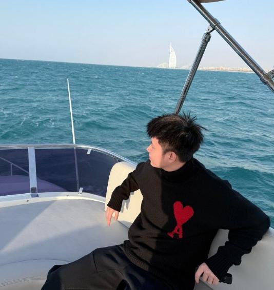 女友都是白富美和王楚钦是朋友赵心童家世惊人！开豪车坐游艇(图1)